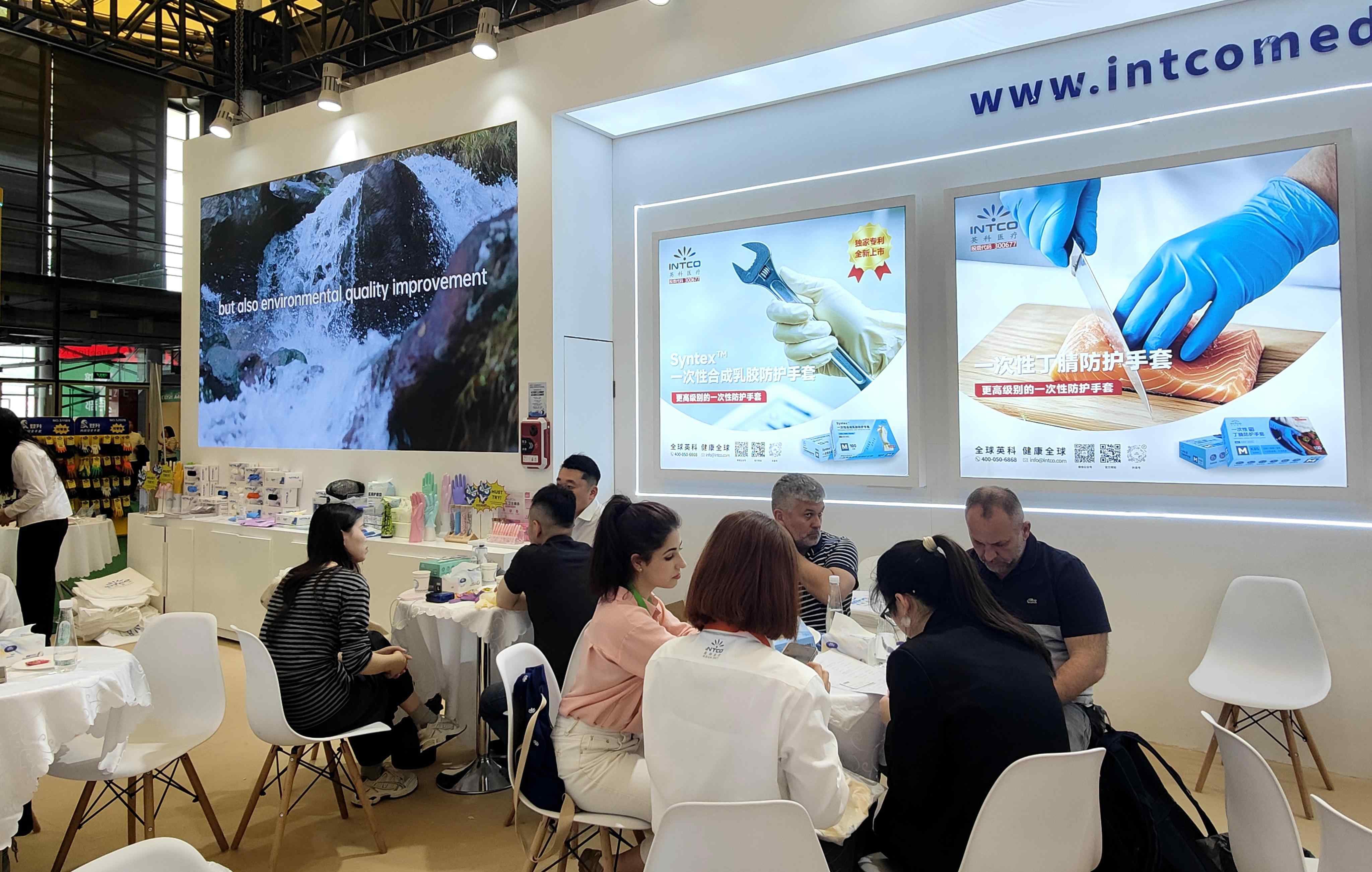 letou乐投医疗精心打造了食品餐饮、无尘洁净、实验制药、工业防护四大主题展区