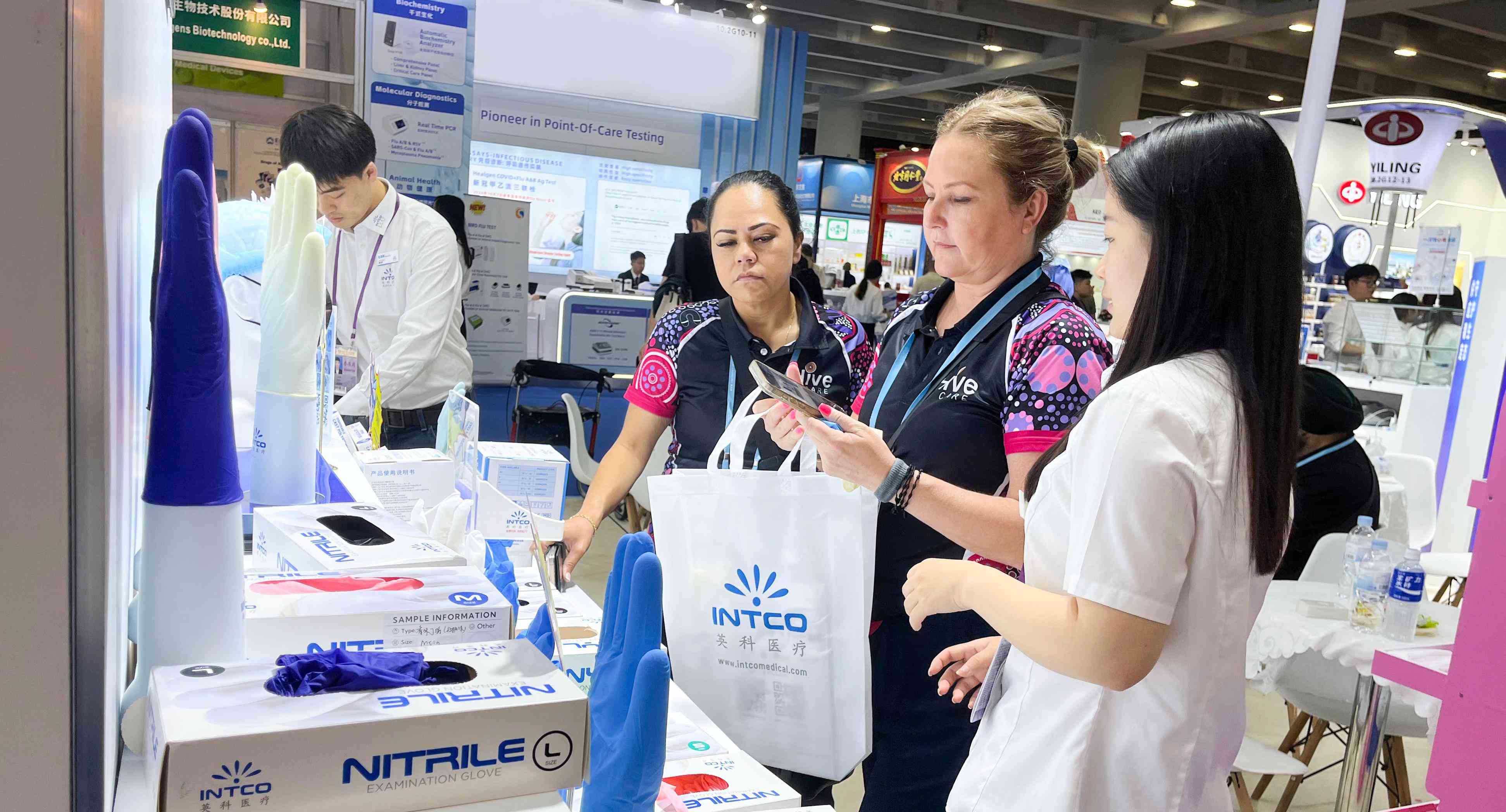 letou乐投医疗集中展示了一次性手套、轮椅、冷热敷、卫生棉条等明星产品